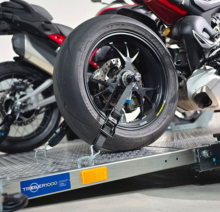 TREILER 1000 mit 2 Motorräder verzurrt mit dem Eilzurr-Verzurrsystem.